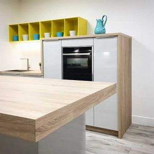 Störmer gloss lacquered kitchen with grip ledge handle and laminate worktop
